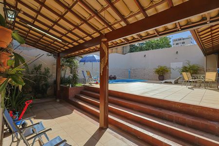 Casa à venda com 310m², 4 quartos e 4 vagas