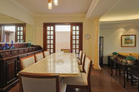 Casa à venda com 310m², 4 quartos e 4 vagas