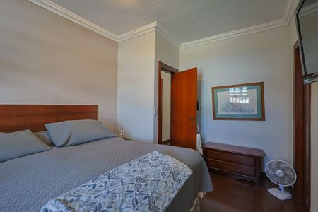 Casa à venda com 310m², 4 quartos e 4 vagas