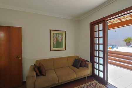 Casa à venda com 310m², 4 quartos e 4 vagas