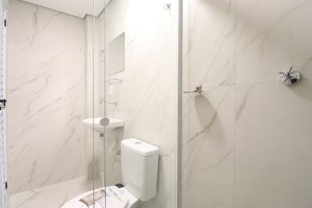 Banheiro de kitnet/studio para alugar com 1 quarto, 16m² em Barra Funda, São Paulo