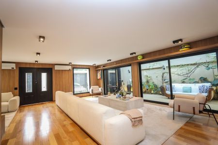 Casa à venda com 329m², 3 quartos e 5 vagas Casa à venda com 329m², 3 quartos e 5 vagasSala