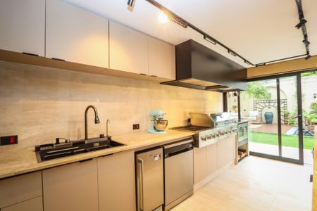 Casa à venda com 329m², 3 quartos e 5 vagas Casa à venda com 329m², 3 quartos e 5 vagasÁrea comum - Churrasqueira