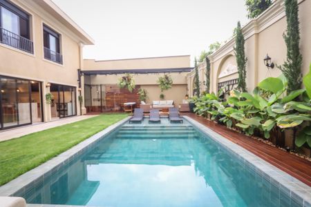 Casa à venda com 329m², 3 quartos e 5 vagas Casa à venda com 329m², 3 quartos e 5 vagasÁrea comum - Piscina