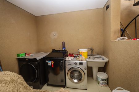 Casa à venda com 329m², 3 quartos e 5 vagas Casa à venda com 329m², 3 quartos e 5 vagasÁrea de Serviço