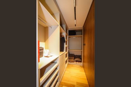 Casa à venda com 329m², 3 quartos e 5 vagas Casa à venda com 329m², 3 quartos e 5 vagasCloset da Suite