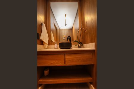 Casa à venda com 329m², 3 quartos e 5 vagas Casa à venda com 329m², 3 quartos e 5 vagasLavabo