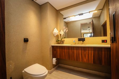 Casa à venda com 329m², 3 quartos e 5 vagas Casa à venda com 329m², 3 quartos e 5 vagasBanheiro da Piscina