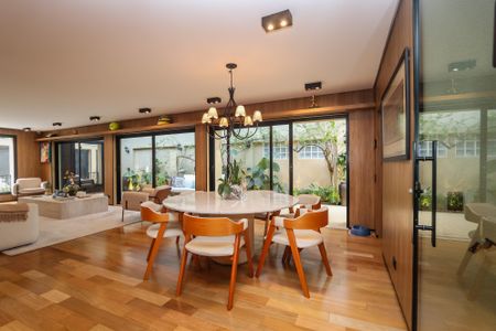 Casa à venda com 329m², 3 quartos e 5 vagas Casa à venda com 329m², 3 quartos e 5 vagasSala de Jantar