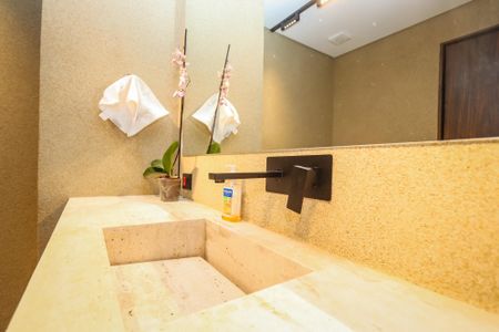 Casa à venda com 329m², 3 quartos e 5 vagas Casa à venda com 329m², 3 quartos e 5 vagasBanheiro da Piscina