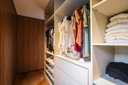 Casa à venda com 329m², 3 quartos e 5 vagas Casa à venda com 329m², 3 quartos e 5 vagasCloset da Suite 2