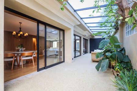 Casa à venda com 329m², 3 quartos e 5 vagas Casa à venda com 329m², 3 quartos e 5 vagasSolarium