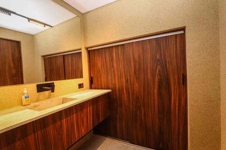 Casa à venda com 329m², 3 quartos e 5 vagas Casa à venda com 329m², 3 quartos e 5 vagasBanheiro da PiscinaBanheiro da Piscina