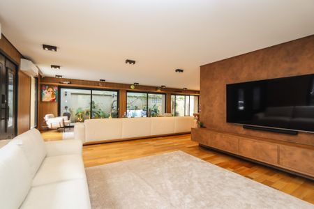 Sala da TV de casa à venda com 3 quartos, 329m² em Jardim Guedala, São Paulo