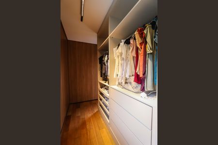 Casa à venda com 329m², 3 quartos e 5 vagas Casa à venda com 329m², 3 quartos e 5 vagasCloset da Suite 2