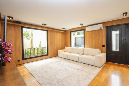 Sala da TV de casa à venda com 3 quartos, 329m² em Jardim Guedala, São Paulo