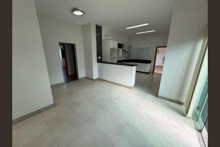 Casa para alugar com 240m², 4 quartos e 8 vagas