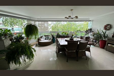 Apartamento à venda com 191m², 3 quartos e 3 vagas Apartamento à venda com 191m², 3 quartos e 3 vagasVaranda