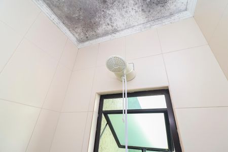 Casa à venda com 190m², 3 quartos e 2 vagasBanheiro 1