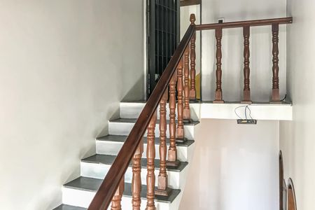 Casa à venda com 350m², 5 quartos e 5 vagasEscada
