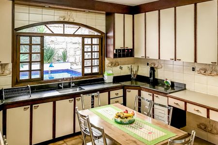 Casa à venda com 350m², 5 quartos e 5 vagasCozinha