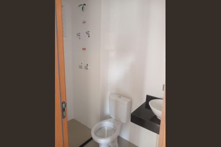 Banheiro de apartamento para alugar com 2 quartos, 50m² em Costa E Silva, Porto Alegre