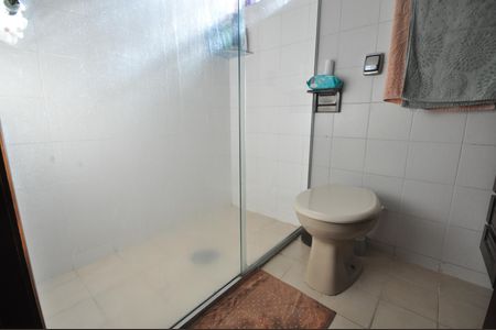 Casa à venda com 300m², 5 quartos e 4 vagasBanheiro da Suíte 1