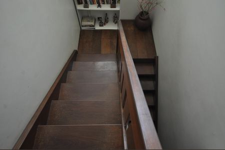 Casa à venda com 300m², 5 quartos e 4 vagasEscada e acesso