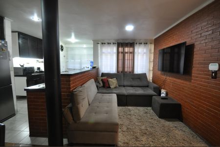 Sala de TV de casa à venda com 5 quartos, 300m² em Vila Nivi, São Paulo