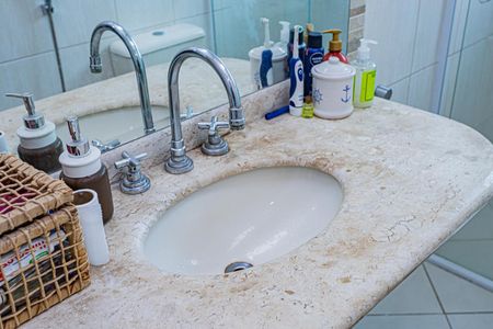 Casa à venda com 180m², 3 quartos e 2 vagasBanheiro suite 1