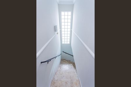 Casa à venda com 180m², 3 quartos e 2 vagasEscada