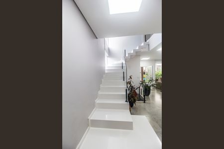 Casa de condomínio à venda com 385m², 4 quartos e 6 vagasEscada