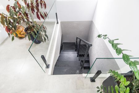 Casa de condomínio à venda com 385m², 4 quartos e 6 vagasEscada