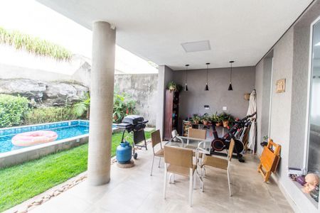 Casa de condomínio à venda com 385m², 4 quartos e 6 vagasVaranda