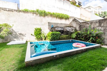 Casa de condomínio à venda com 385m², 4 quartos e 6 vagasPiscina