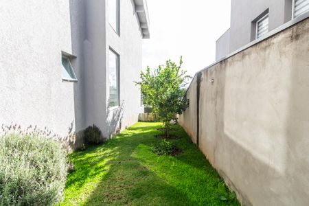 Casa de condomínio à venda com 385m², 4 quartos e 6 vagasQuintal