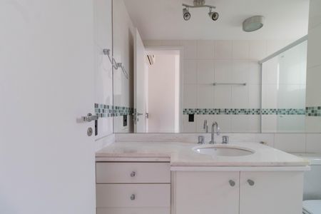 Apartamento para alugar com 158m², 2 quartos e 2 vagas Apartamento para alugar com 158m², 2 quartos e 2 vagasBanheiro da Suíte 1