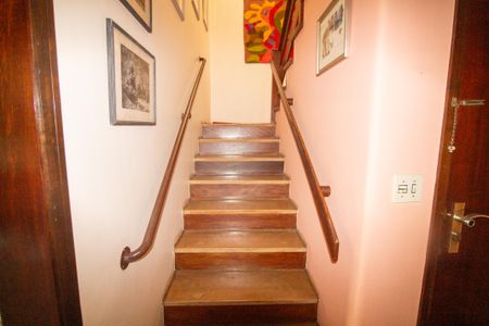 Casa à venda com 255m², 3 quartos e 4 vagasEscada