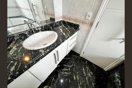 Apartamento à venda com 250m², 5 quartos e 4 vagasBanheiro da Suíte 2