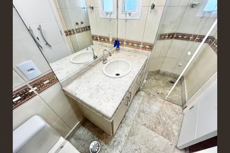 Apartamento à venda com 250m², 5 quartos e 4 vagasBanheiro da Suíte 4