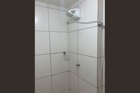 Banheiro de apartamento para alugar com 1 quarto, 33m² em QNM 12, Brasília