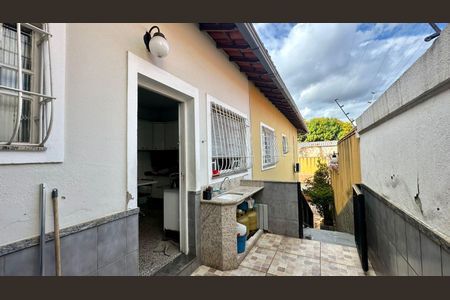 Casa à venda com 282m², 4 quartos e 4 vagasÁrea de serviço 