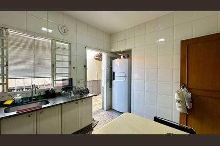 Casa à venda com 282m², 4 quartos e 4 vagasCozinha 