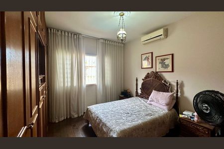 Casa à venda com 282m², 4 quartos e 4 vagasQuarto 