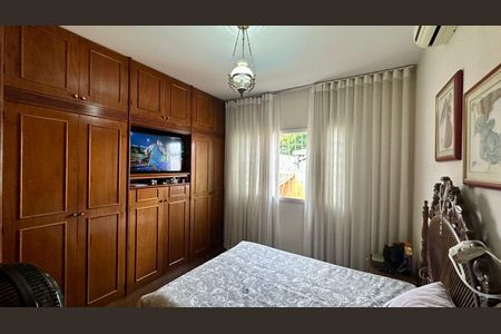 Casa à venda com 282m², 4 quartos e 4 vagasQuarto 