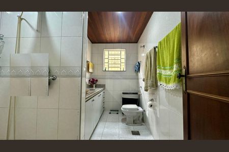 Casa à venda com 282m², 4 quartos e 4 vagasBanheiro 