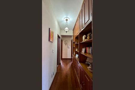 Casa à venda com 282m², 4 quartos e 4 vagasCorredor 