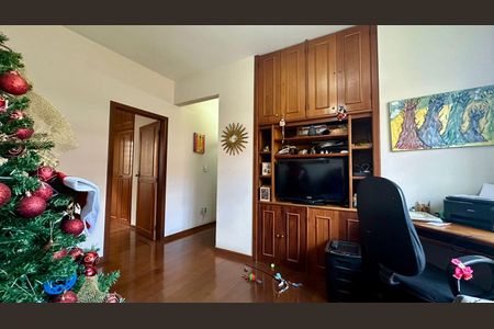 Casa à venda com 282m², 4 quartos e 4 vagasSala 