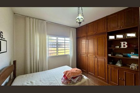 Casa à venda com 282m², 4 quartos e 4 vagasQuarto 