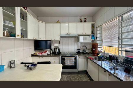 Casa à venda com 282m², 4 quartos e 4 vagasCozinha 